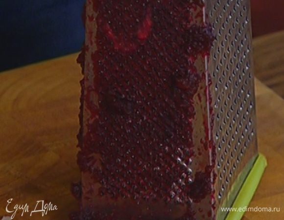  Добавить натертую свеклу, все перемешать.