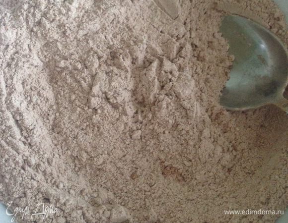 Муку просеять, добавить разрыхлитель, кэроб, щепотку соли.
