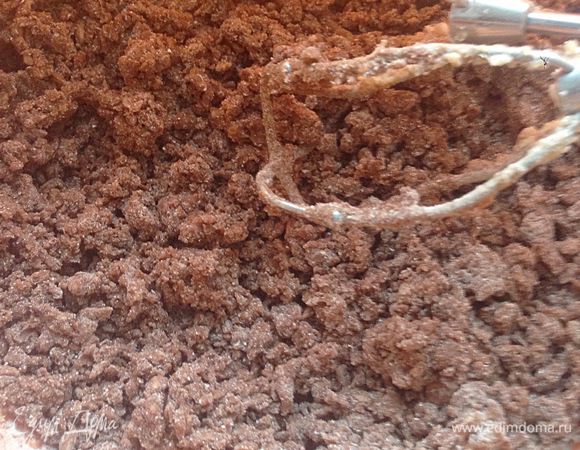 Добавить сухие ингредиенты и перемешать миксером на минимальной скорости до соединения компонентов. Замесить тесто, сформировать лепешку и отправить в холодильник на 2 часа.