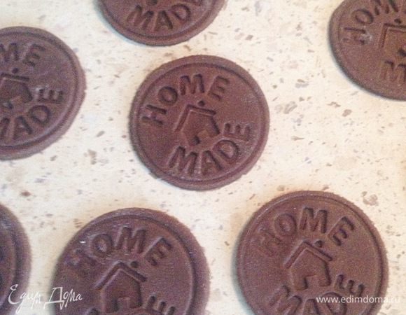 Охлаждённое тесто раскатать в тонкий пласт, вырезать формочками печенье. Выпекать печенье 15 мин в разогретой духовке. Готовое печенье остудить на решетке.