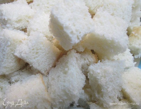 Нарезаем кубиками хлеб. Разогреваем духовку до 175°C.
Форму для запекания (лучше круглого размера, диаметром 20 см, или овального), смазываем сливочным маслом.
Смешиваем сахар с корицей, изюмом и щепоткой соли.