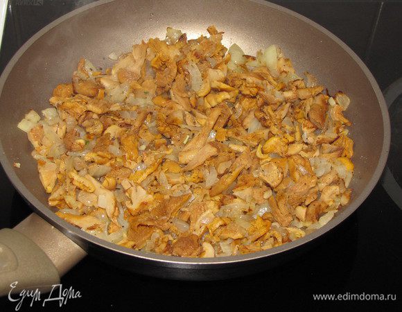 Для грибной начинки поджарить на сковороде мелко рубленный репчатый лук, добавить грибы и довести до готовности, помешивая. Посолить и поперчить.  Грибы подойдут любые, на ваш вкус. У меня были замороженные отварные лисички. 