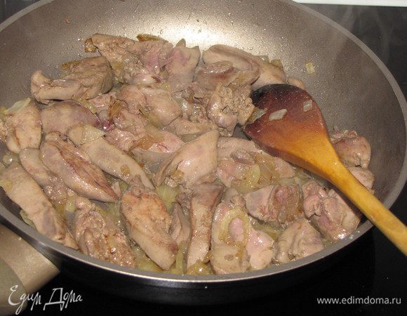 Для начинки 4 разогреть на сковороде растительное масло и обжарить мелко нарезанный лук, добавить печень. Жарить до готовности. В конце добавить сметану, посолить и поперчить. Остудить.