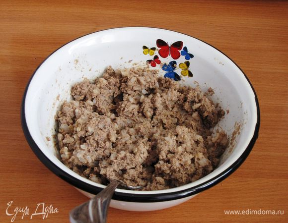 Печень пропустить через мясорубку и смешать с отварным рисом. 