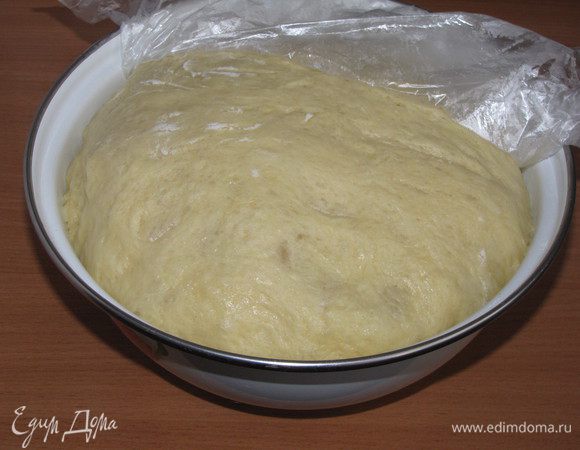 Пока мы занимались начинками, тесто отлично поднялось! 