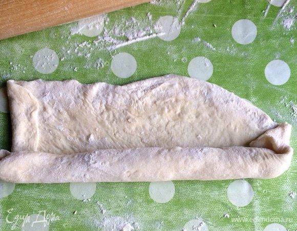 После скручиваем в рулет и чуть-чуть прихлопываем ладошкой, чтобы вышел лишний воздух.