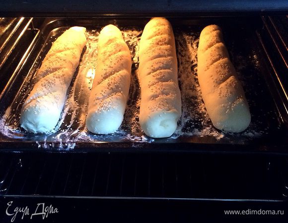 Разогреваем духовку до 250°C, если у вас духовка оборудована функцией конвекции, то градус можно уменьшать до 220°C. На каждом багете делаем надрез и посыпаем кунжутом. Помещаем в духовку с конвекцией на 15 минут, запекаем пока батоны не станут золотистыми и хрустящими. 