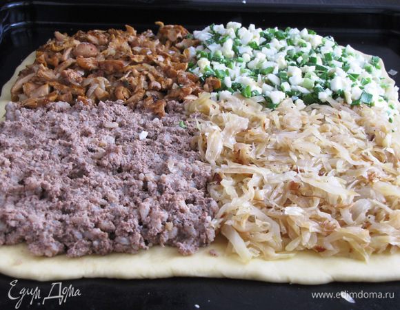 Мысленно разделить квадрат на четыре части и выложить 4 начинки ровным слоем.