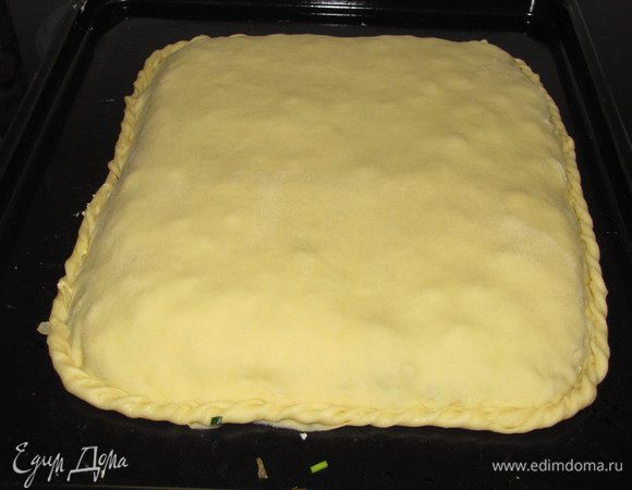 Оставшееся тесто раскатать в такой же квадрат и закрыть им пирог. Края защипать косичкой.