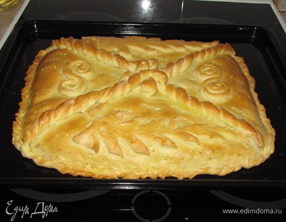 Выпекать кулебяку в разогретой до 180°C духовке 30 минут или до зарумянивания. Готовый пирог вынуть из духовки и накрыть чистым полотенцем, дать постоять 15 минут. 