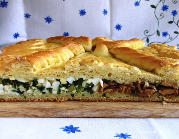 Разрезаем пирог! С этого края у нас оказались лук и грибы.