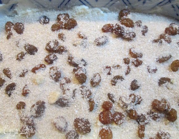 Посыпаем этой смесью дно формы. У меня сахар белый, но по рецепту  коричневый. 
 