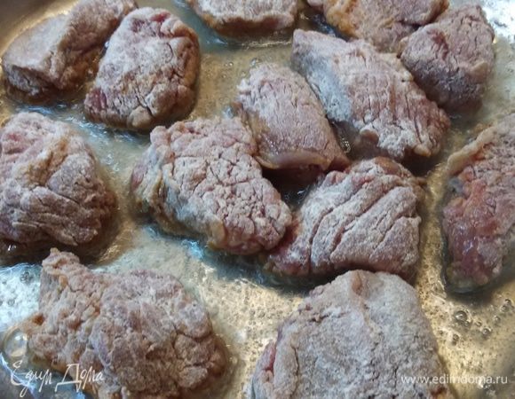 Мясо нарезать на средние куски. Посолить, поперчить, добавить любимые специи. Хорошо перемешать. Обвалять кусочки в муке и обжарить до румяной корочки.