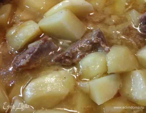 Лук мелко порезать и обжарить до золотистого цвета. Картофель порезать на крупные кусочки. Его тоже обжарить до золотистой корочки. Все добавить к мясу. Попробовать на соль и, если нужно, досолить. Можно добавить лавровый лит, перец горошком. Еще тушить 30 минут.
Мясо получается очень мягким. 