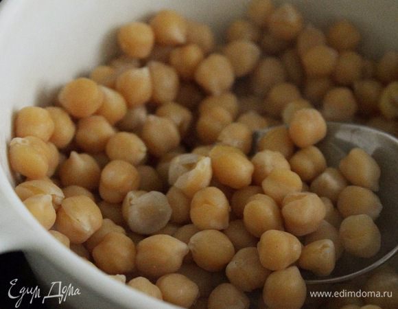 Отварить нут до готовности. Можно использовать и консервированный, но у нас его не продают.