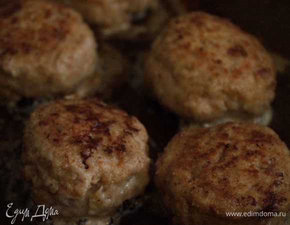 Смешать фарш (у меня говядина со свининой), желток, йогурт, хлебные крошки (я использую домашние, крупного помола), соль, специи. Слепить из фарша котлетки, обвалять в панировке (сухарях) и обжарить на растительном масле.