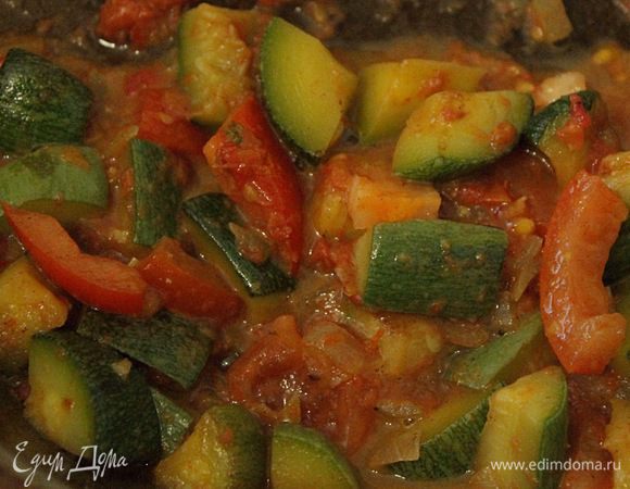 Мелко нарезать лук, цукини (у меня цукини молоденький с нежной кожицей, поэтому я его прямо с кожурой и нарезала. Конечно лучше нарезать цукини с кожурой, тогда он не превратится в кашу и не потеряет форму). Пассеровать их на растительном масле, добавить измельчённые  консервированные томаты, щепотку сахара и тушить несколько минут.