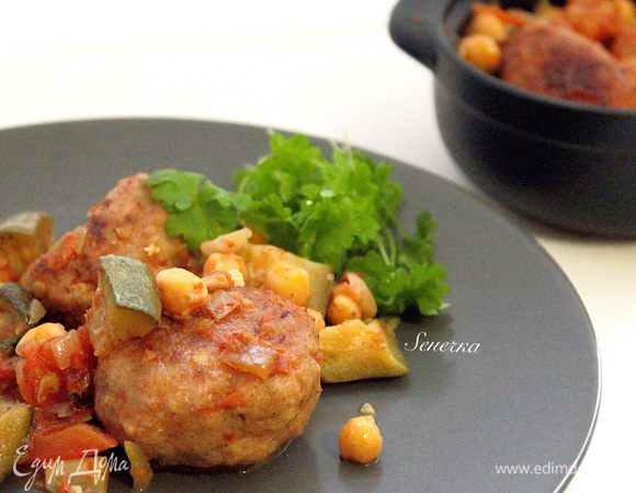 В глиняный горшочек выложить котлетки, нут, овощи и поставить в разогретую духовку на 20 минут.
Подавать к столу горячими :)
