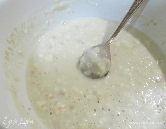 Для опары соединить теплое молоко, сахар, дрожжи (можно свежие 15 грамм), муку. Оставить на 15 минут.