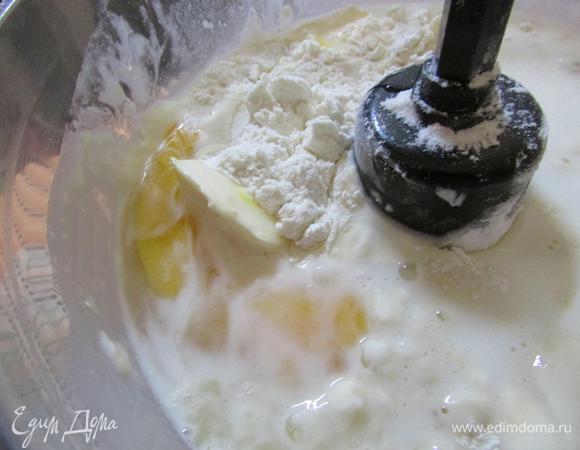 Затем в чашу блендера поместить 2 стакана муки. Добавить опару, теплое молоко, яйца, сахар, соль ванильный сахар, мягкое сливочное масло. Пробить 5 минут. Затем постепенно добавлять поочередно остальную муку и растительное масло. Пробить еще 5 минут. Смотрите по консистенции теста, муки может уйти чуть больше или меньше.
