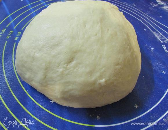 Выложить тесто на разделочную доску. Если тесто липнет к рукам, добавить еще немного муки. Вымесить мягкое, гладкое тесто.