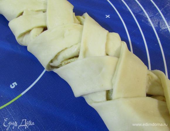 И завернуть пирог косичкой.
