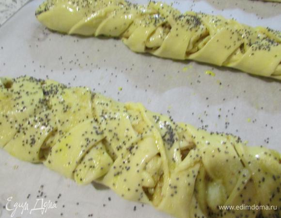 Смазать пироги желтком, посыпать сахаром. Дать несколько минут постоять. Когда пироги немного подрастут, отправить в разогретую (175°C) духовку. Выпекать 25 минут.