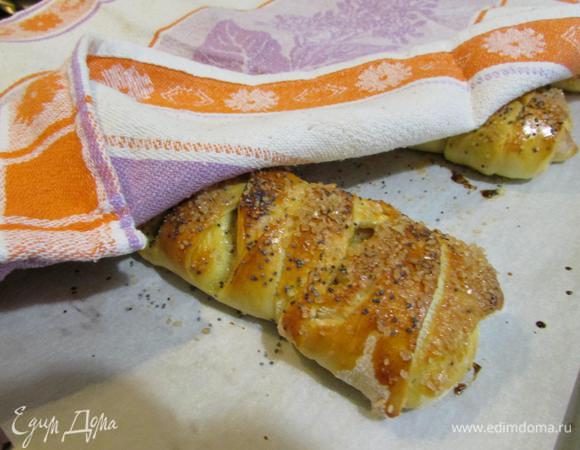 Извлечь пироги из духовки. Накрыть полотенцем или холщовой салфеткой, дать остыть.