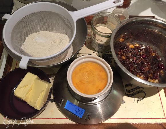 Секрет второй: все продукты должны быть комнатной температуры (обязательно). И так подготавливаемся: просеиваем муку с разрыхлителем, хорошо отжимаем наши пропитавшиеся фрукты, отмеряем сахар, взвешиваем яйца (у меня два яйца с половиной), немного их вилкой взбалтываем.