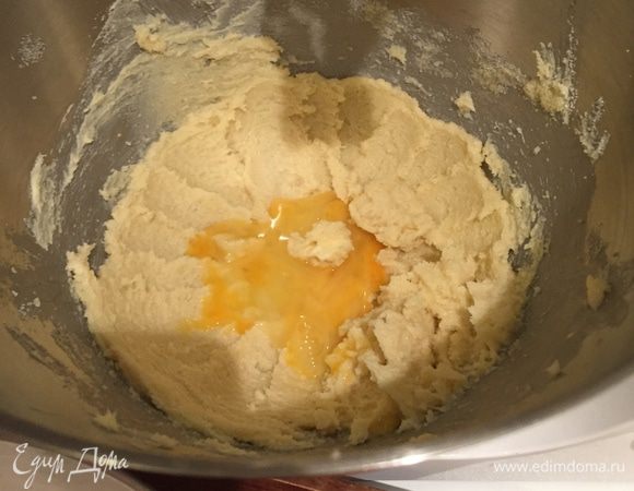 Следующими вводим яйца — тоже понемногу за раз, чтобы все успевало смешаться, прежде чем добавить следующую "дозу". И опять не забываем лопаточкой с боков чаши периодически собирать наше тесто.