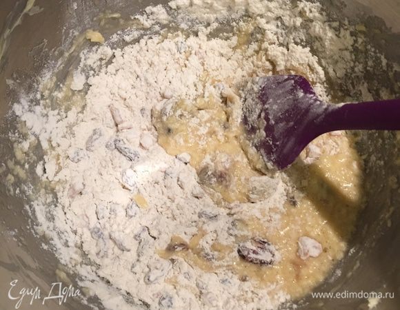 Далее спатулой уже соединяем две получившиеся смеси. Хорошо вымешиваем.