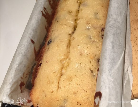 В духовку на 30 минут. После чего достаём, делаем разрез вдоль кекса (чтоб характерная трещинка была ровненькой) и отправляем допекаться ещё минут 20-25 (до сухой зубочистки).