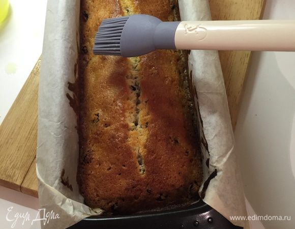 Горячий готовый кекс обильно смазываем оставшимся Лимончелло и остужаем в форме.