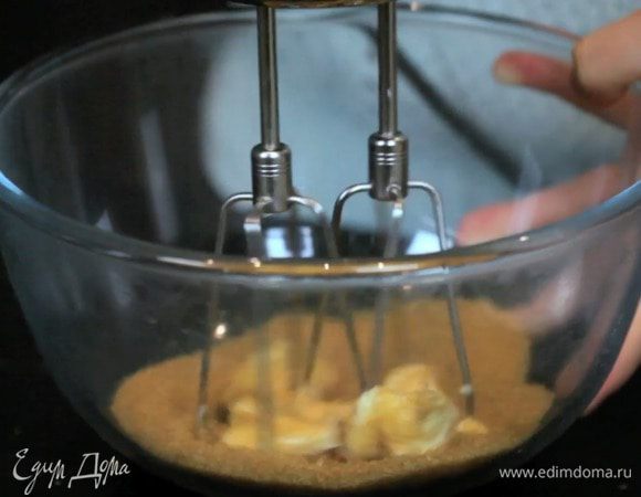 Разогреть духовку до 175°C.

Смешать все сухие ингредиенты. В миске взбить масло (оно должно быть комнатной температуры, мягким) с сахаром в пышную гладкую массу.

Не обязательно использовать коричневый сахар. Я просто хотела получить более глубокий с коричневыми нотками цвет кекса.