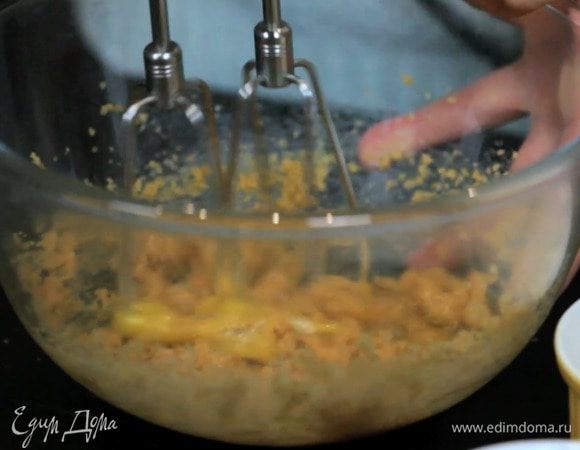 Затем добавить яйцо и взбить до однородности.