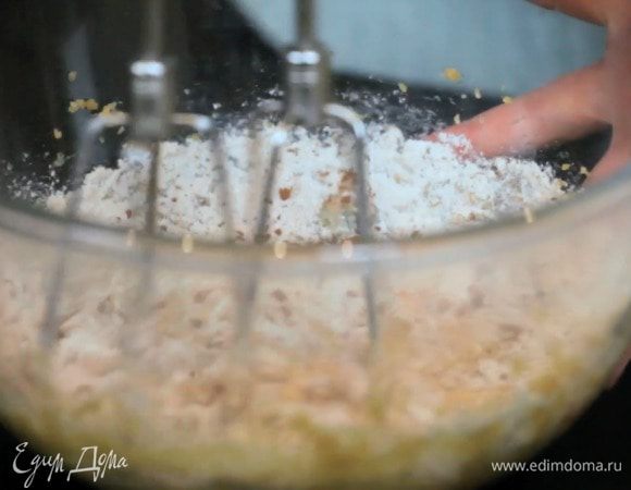 Ввести в масляную основу половину сухой смеси и половину молока, перемшать до однородности, а затем добавить оставшиеся части.