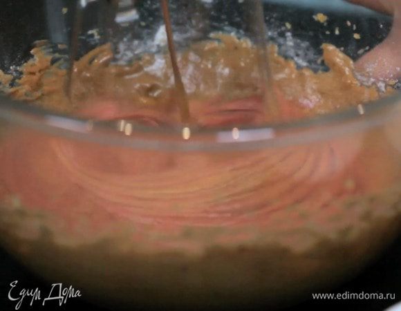 Добавить красный краситель. Количество красителя будет зависит от желаемой интенсивности цвета. Я не делаю его ярко-красным, потому-что хочу получить немного, скажем так, грязный цвет. А вот уже начинка будет ярким элементом и яркого цвета.
