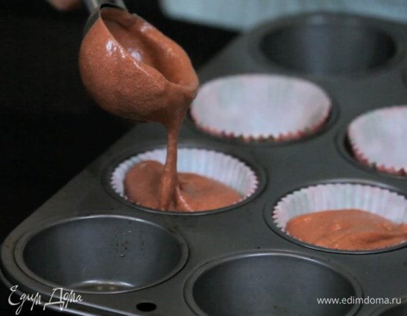 Разложить тесто по формочкам и выпекать 18-22 минуты. Готовность проверяйте зубочисткой, она должна выходить сухой и чистой. Перед украшением полностью остудить.