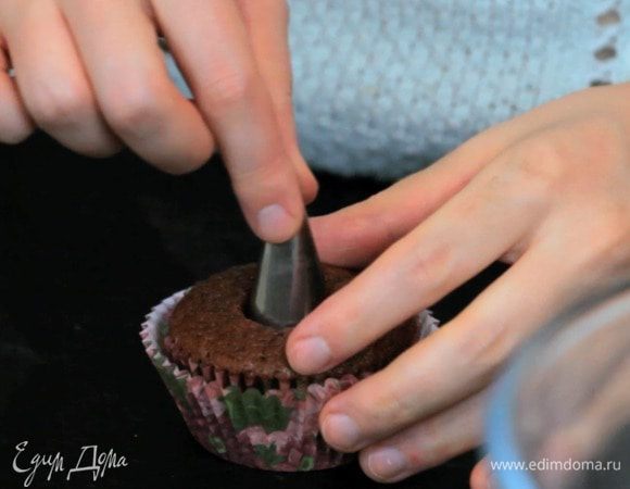 С помощью большой кондитерской насадки или другого круглого предмета сделать отверстие в центре кекса. Аккуратно ложкой вынуть мякиш.