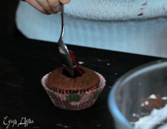 Выложить в серединку джем.