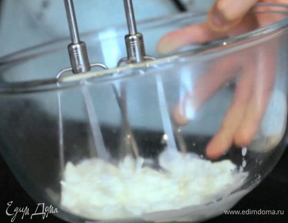 Для крема взбить сливки в густую массу.