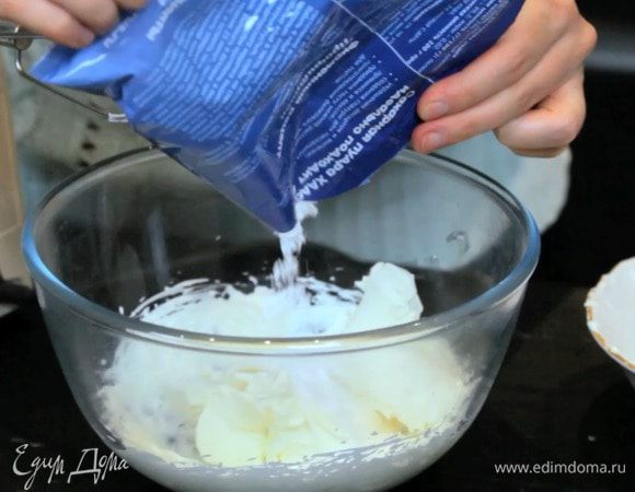 Затем добавить сыр (он должен быть сразу из холодильника) и сахарную пудру по вкусу, взбить до однородности.