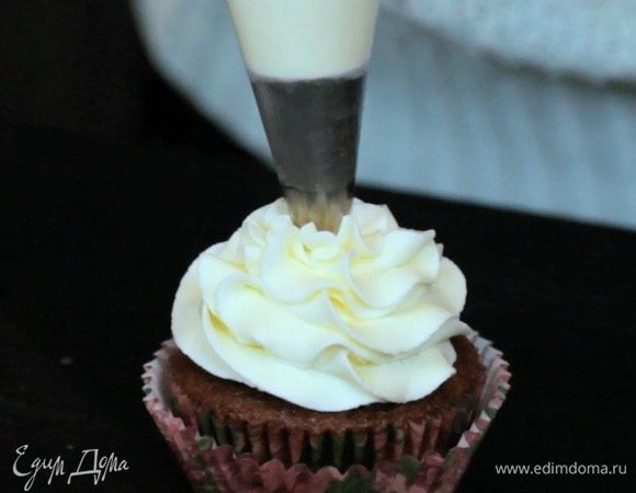 Украсить кремом кексы. Я использую насадку Wilton 1M.