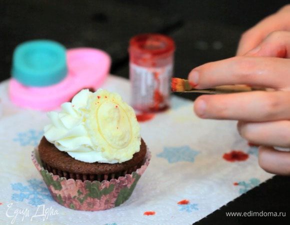 Дополнительный шаг — добавление "брызг крови". Для этого разводим в воде красный краситель и с помощью кисточки брызгаем на кекс.