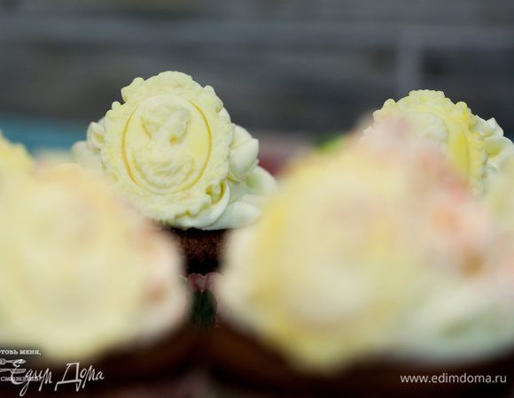 Кексы "Красный бархат" с вишнёвой начинкой и кремом из сливочного сыра готовы.