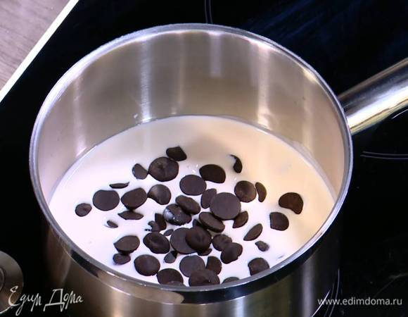 Шоколад растопить в сливках на медленном огне.
