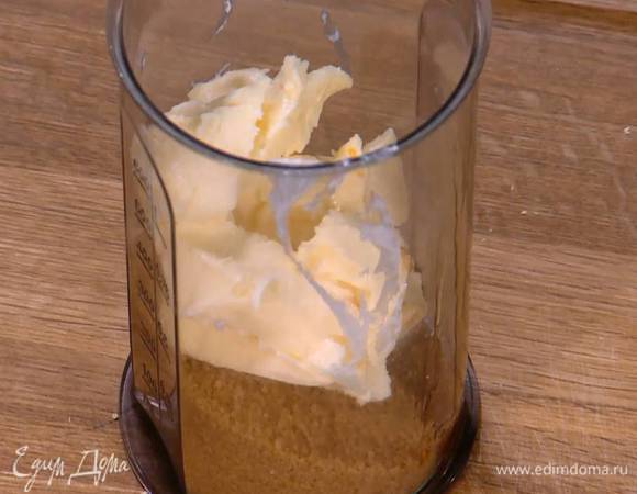 Сахар соединить со 150 г предварительно размягченного сливочного масла, влить ванильный экстракт и все взбить.