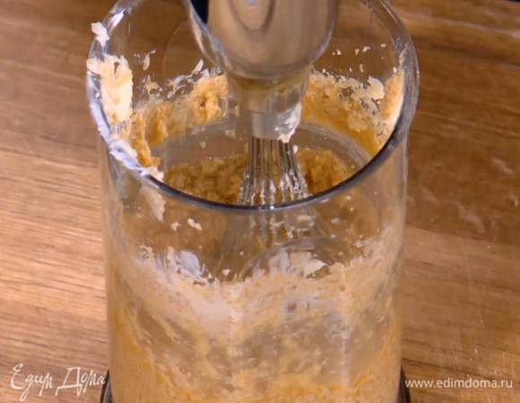 Продолжая взбивать, по одному ввести яйца.