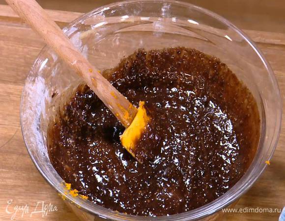 В кастрюлю, где растапливался шоколад, всыпать какао, влить 2 ст. ложки кипятка, все перемешать, добавить в тесто и вымешать.