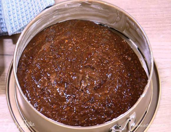 Разъемную форму для выпечки смазать оставшимся сливочным маслом и выложить тесто.